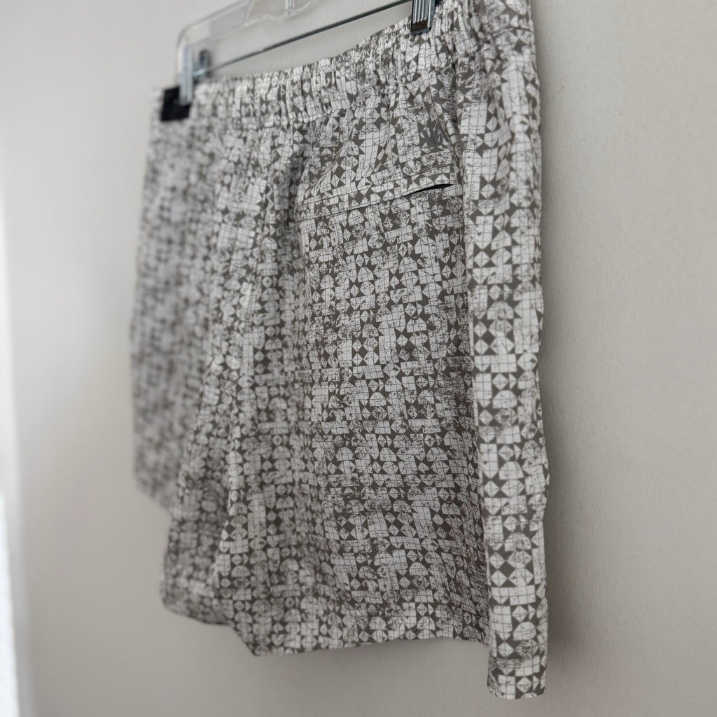 VRST Men's Large 5" Resort Short Print White Silver Stamped Geo NWT Slim Fit