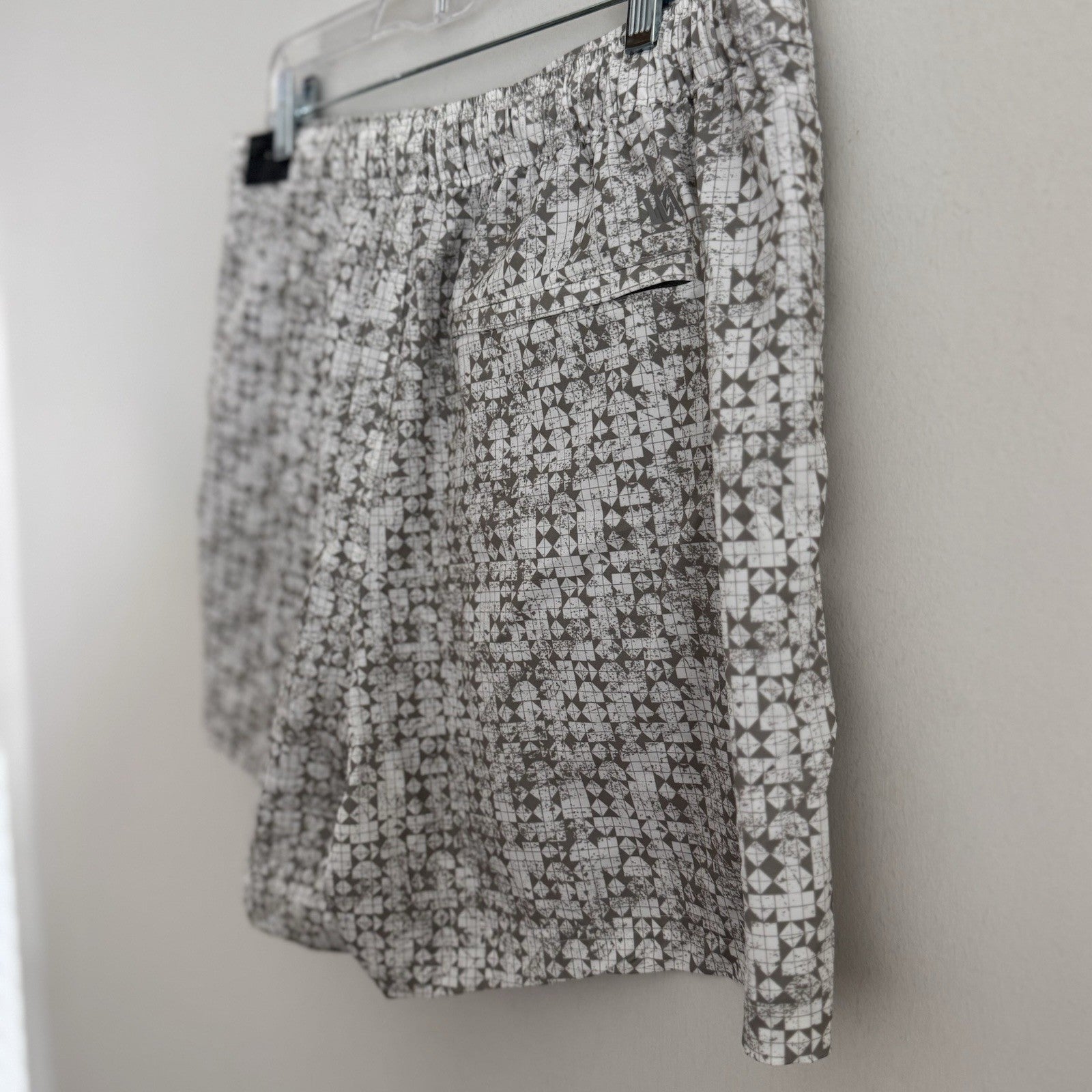 VRST Men's Large 5" Resort Short Print White Silver Stamped Geo NWT Slim Fit