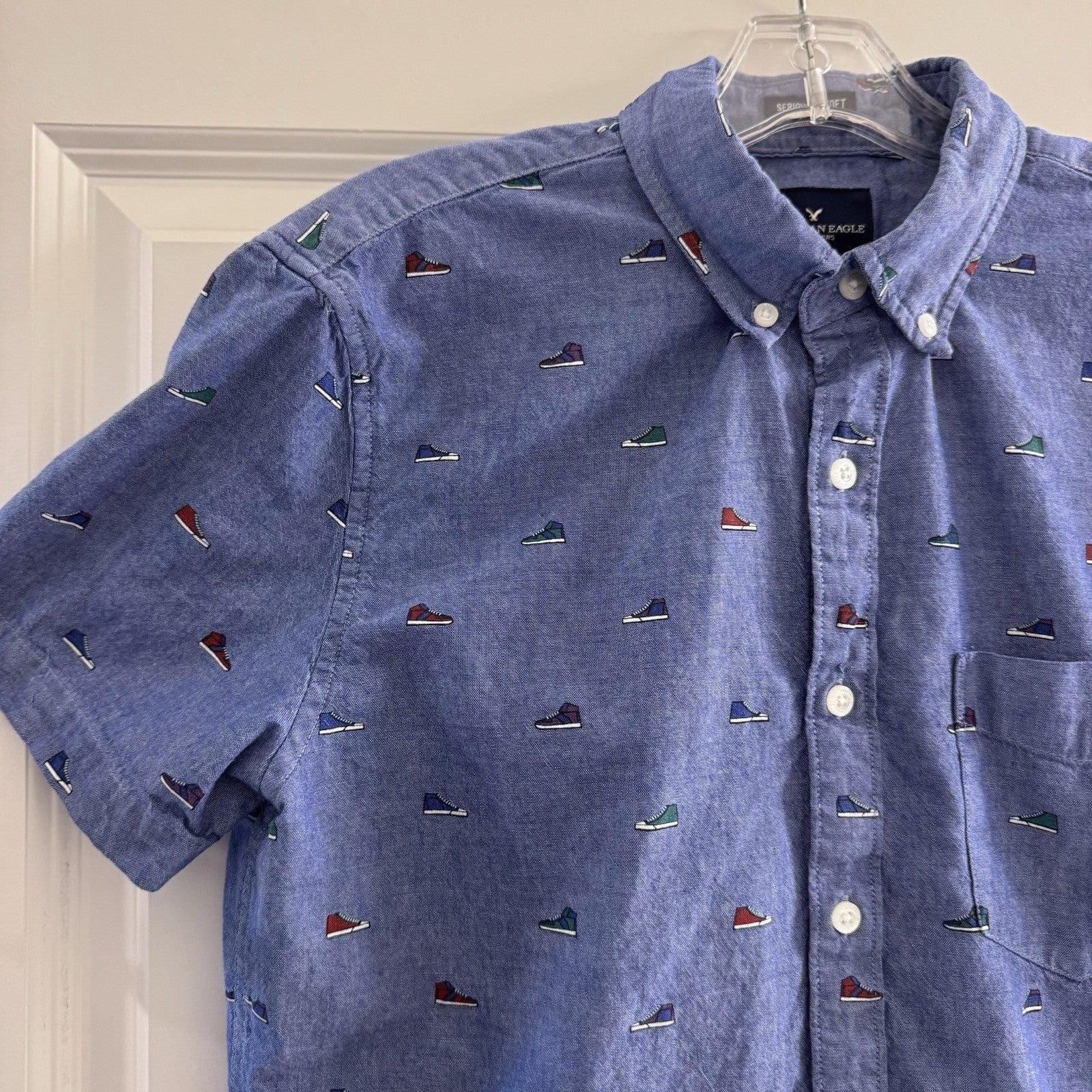 AMERICAN EAGLE MEN'S MEDIUM BLUE SNEAKER ALL OVER PRINT BUTTON UP SHIRT EUC