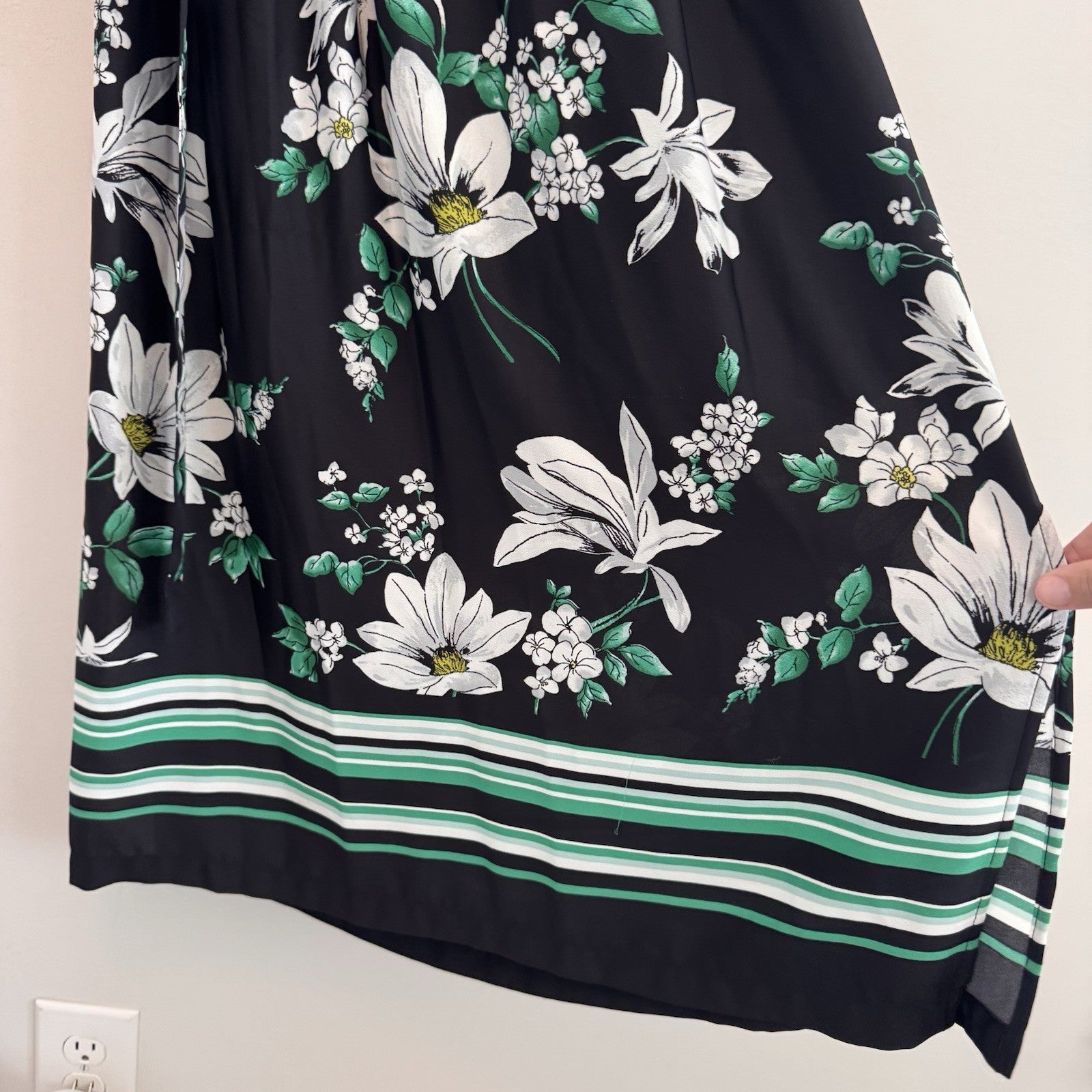 Jones New York NWT Medium Floral V-Neck Midi Dress Black Kelly Green Pockets
