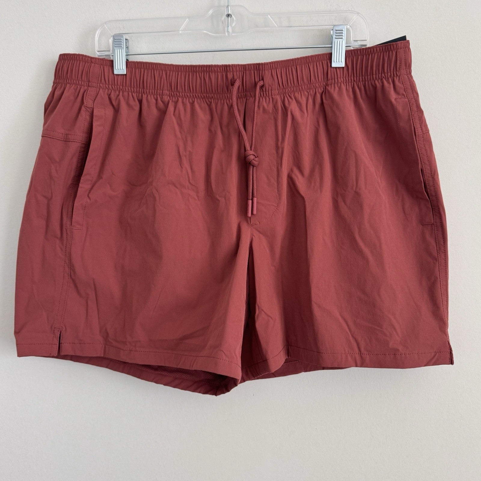 VRST Men's XL 5" Everyday Short Desert Rust NWT Relaxed Fit Athletic