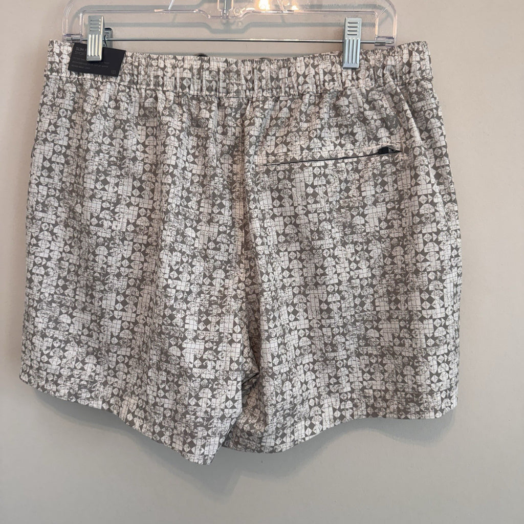 VRST Men’s 5” Resort Short White Silver Stamped Geo Print Medium NWT Quick Dry