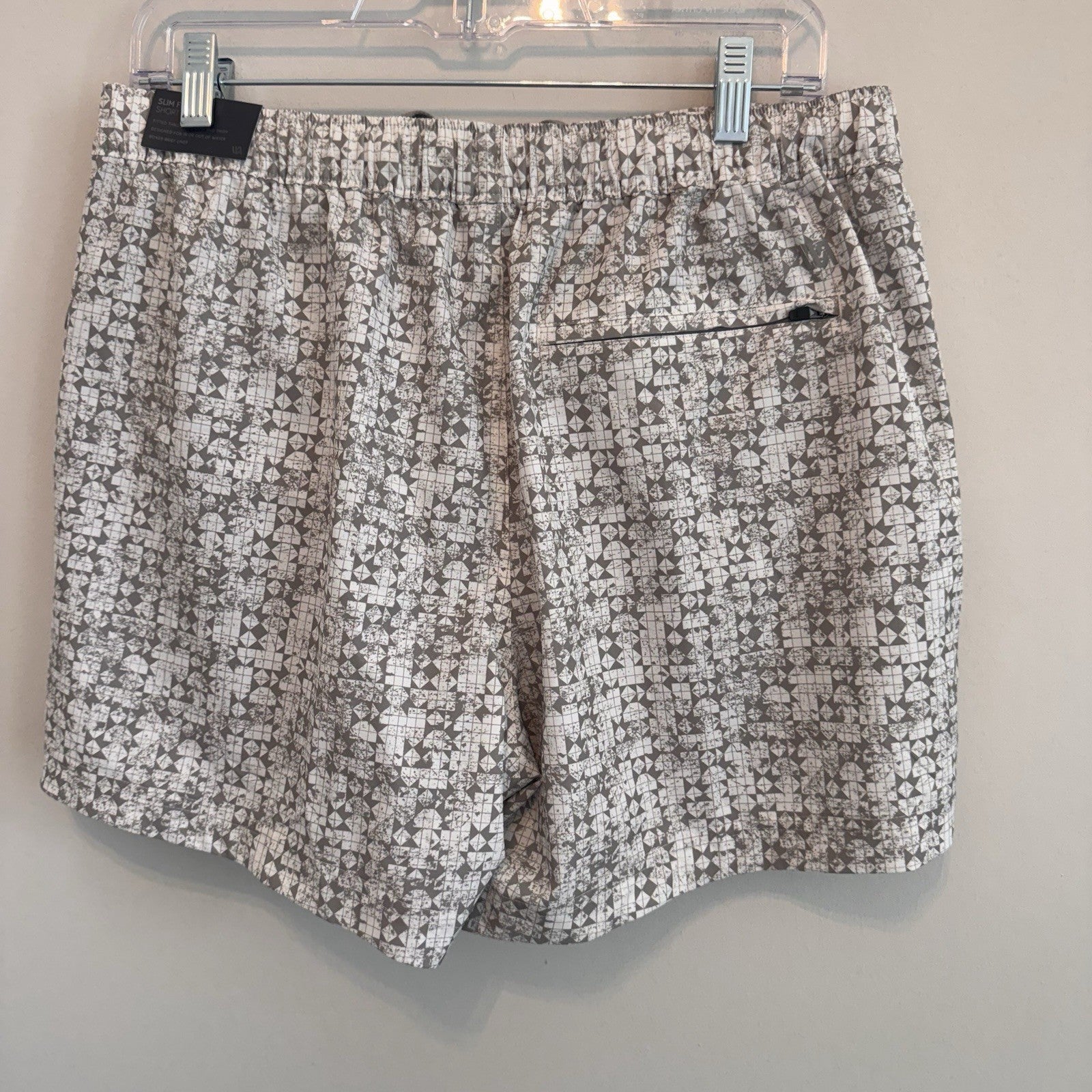 VRST Men’s 5” Resort Short White Silver Stamped Geo Print Medium NWT Quick Dry