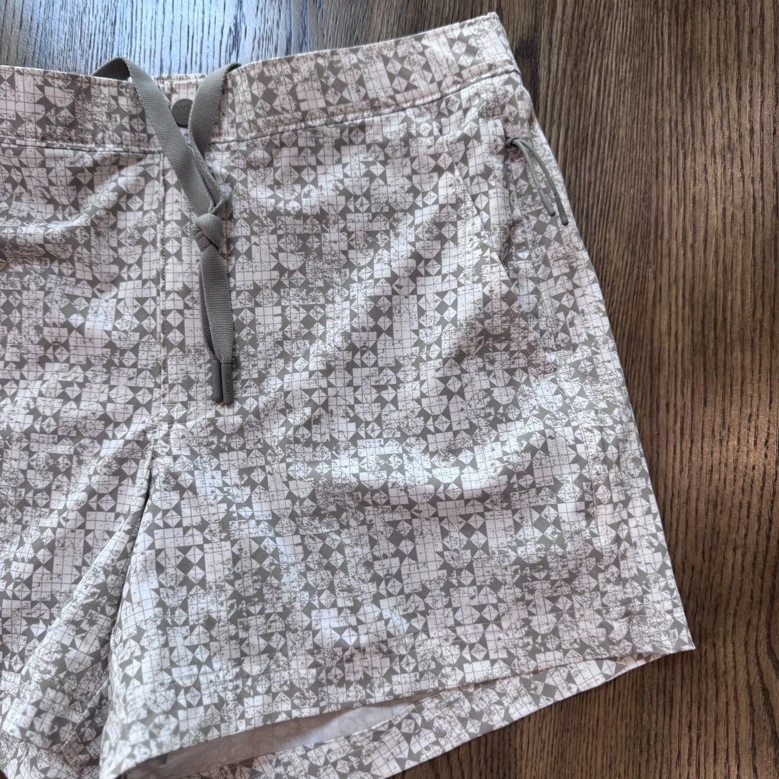 VRST Men’s Slim Fit 5” Resort Shorts Size S Gray Geo Print Swim Lined Zippered