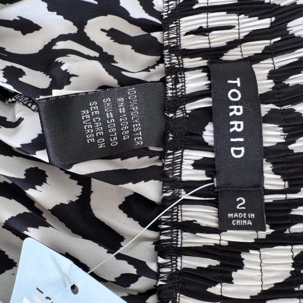 Torrid Black White Ikat Shorts Size 2 Plus Elastic Waist NWT