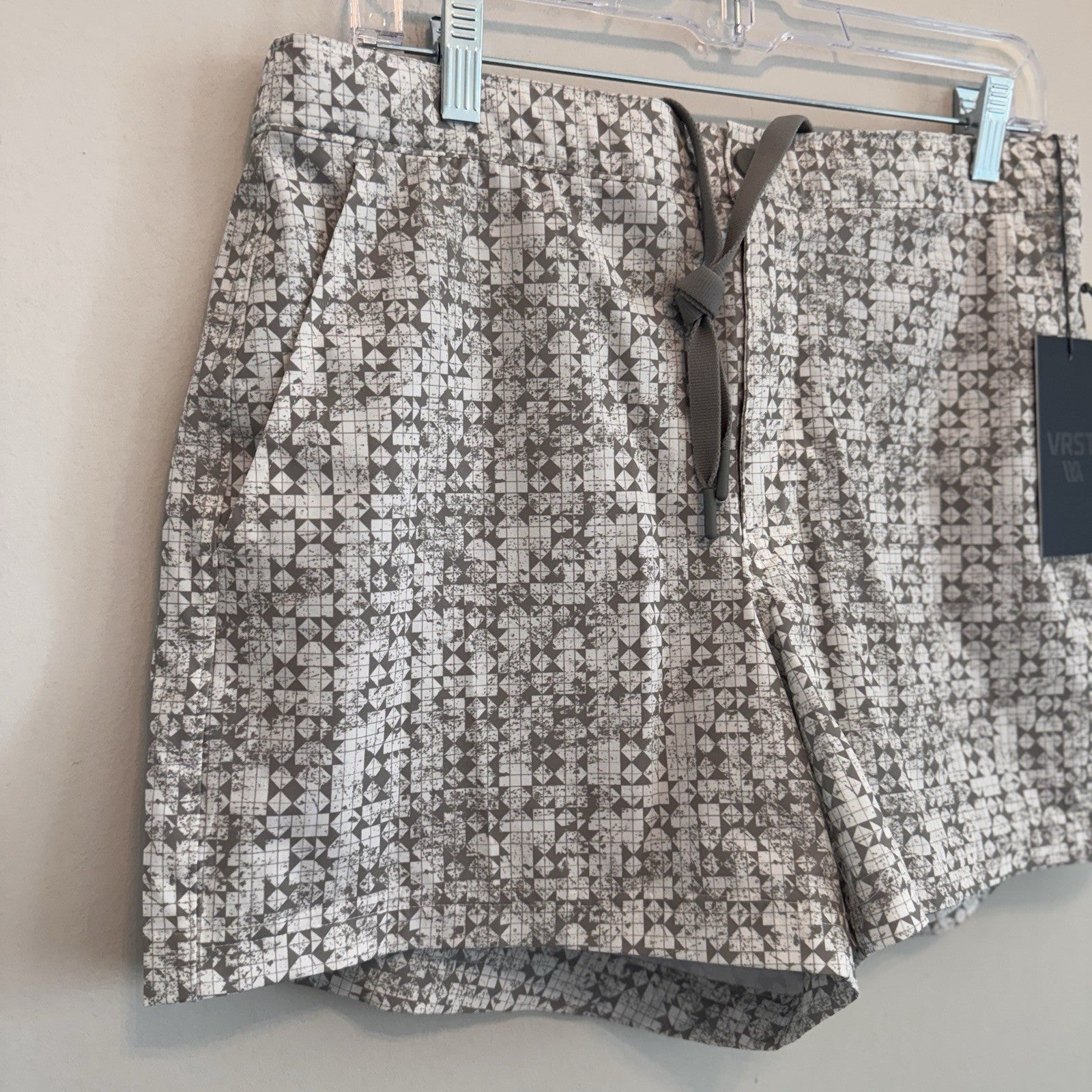 VRST Men’s 5” Resort Short White Silver Stamped Geo Print Medium NWT Quick Dry