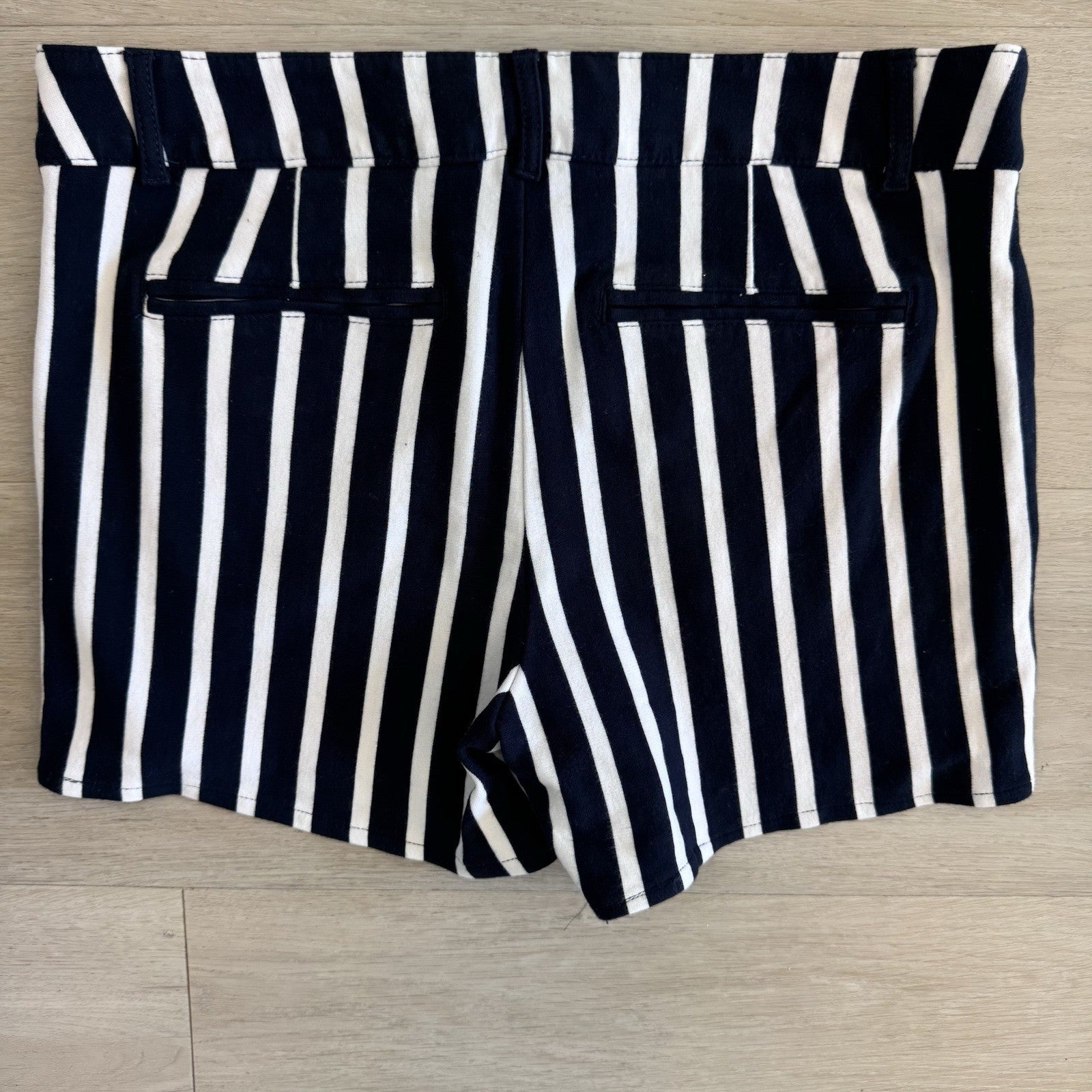 Banana Republic Navy White Stripe Shorts Women’s Size 6 Stretch Zip Pockets
