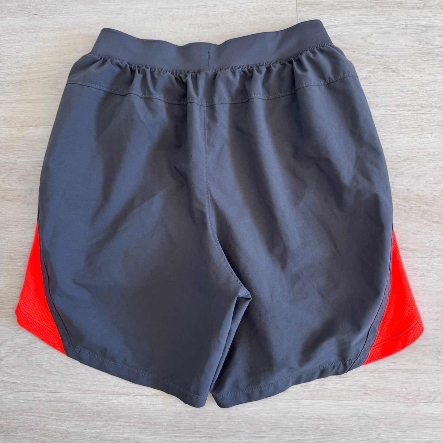 Under Armour Mens HeatGear Shorts Size Small Black Red Liner Cut