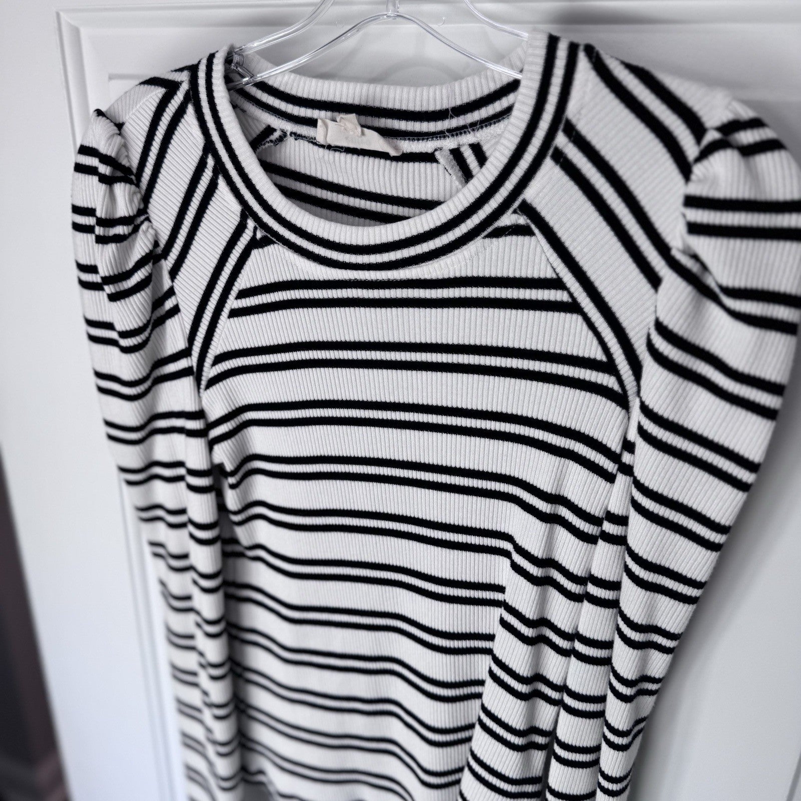 Entro Black White Striped Ribbed Knit Top Women’s Size L Puff Sleeve Long Sleeve