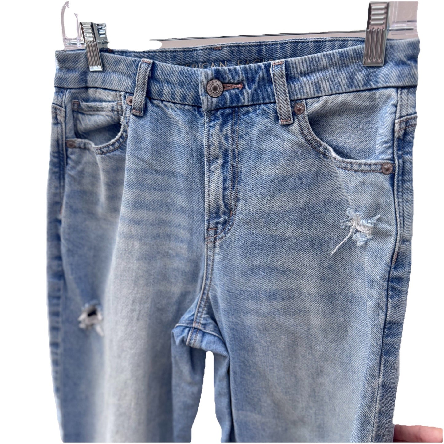 AE Curvy Mom Jeans Women’s 4R Light Wash Distressed Ripped Knee Frayed Hem