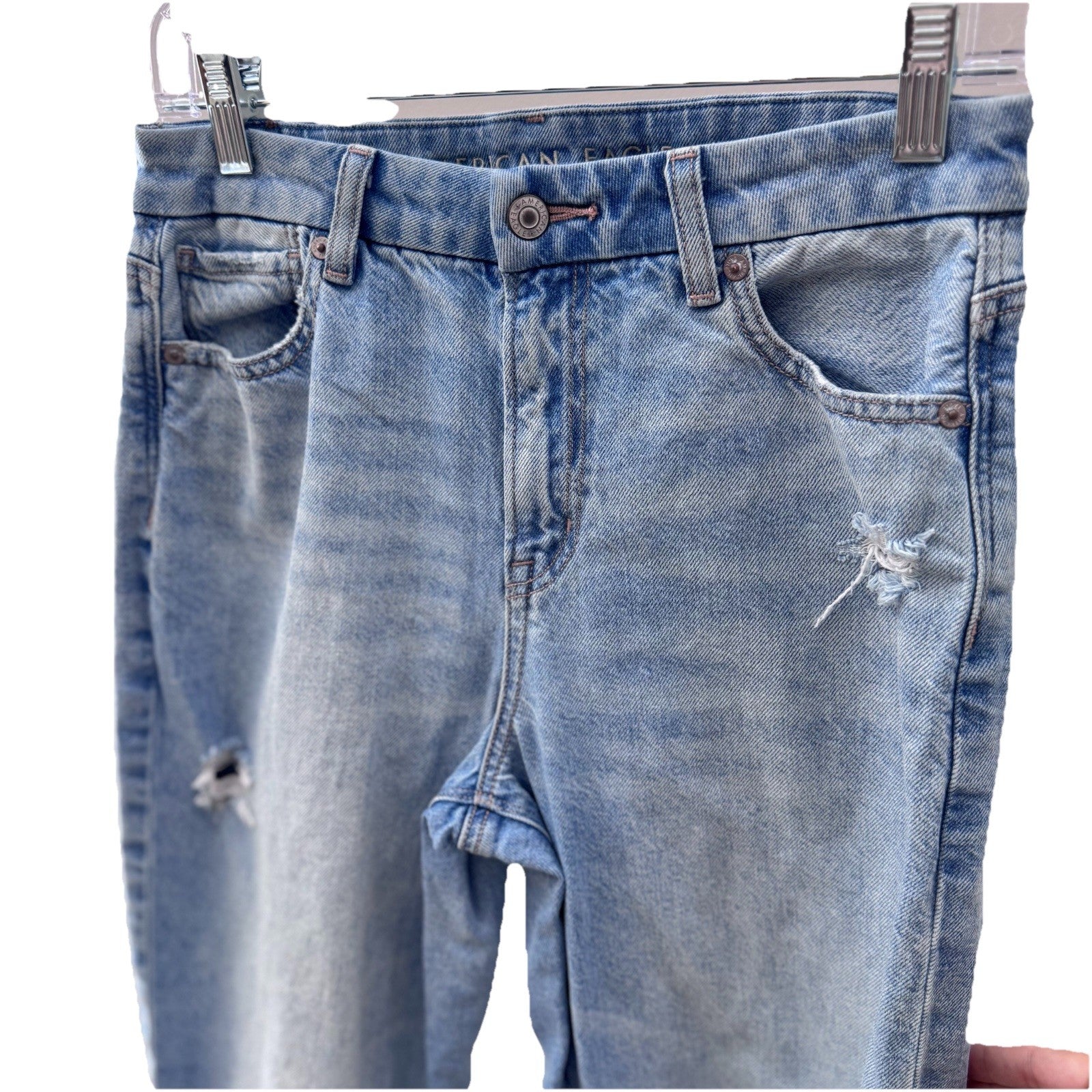 AE Curvy Mom Jeans Women’s 4R Light Wash Distressed Ripped Knee Frayed Hem