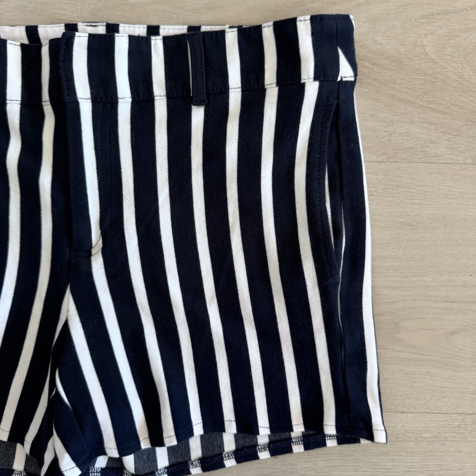 Banana Republic Navy White Stripe Shorts Women’s Size 6 Stretch Zip Pockets