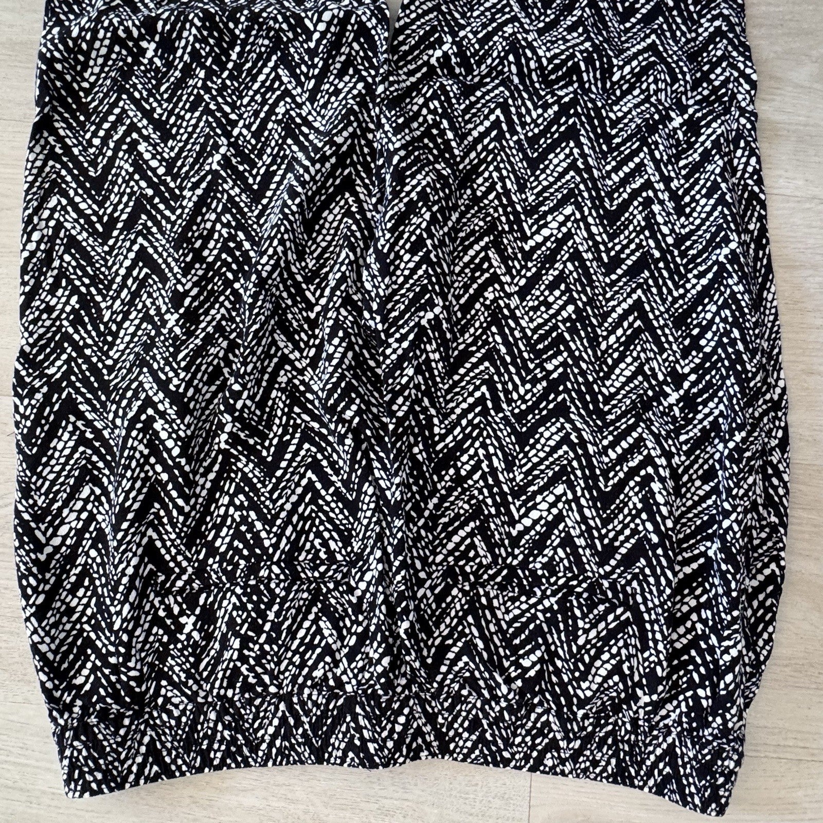 WHBM Taper Ankle Pants Size 8 Black White Chevron Print
