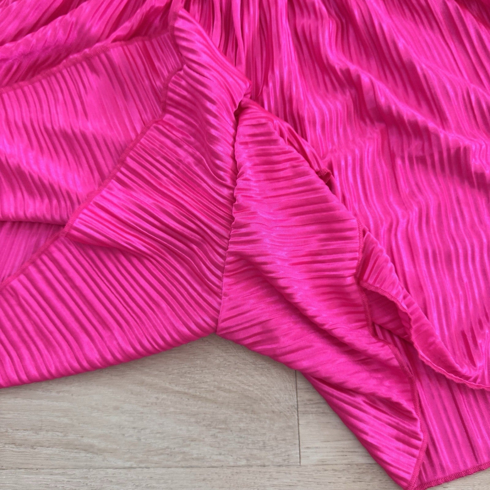 Good American Fuchsia Women’s Pleated Shorts 00 0 Satin Barbiecore