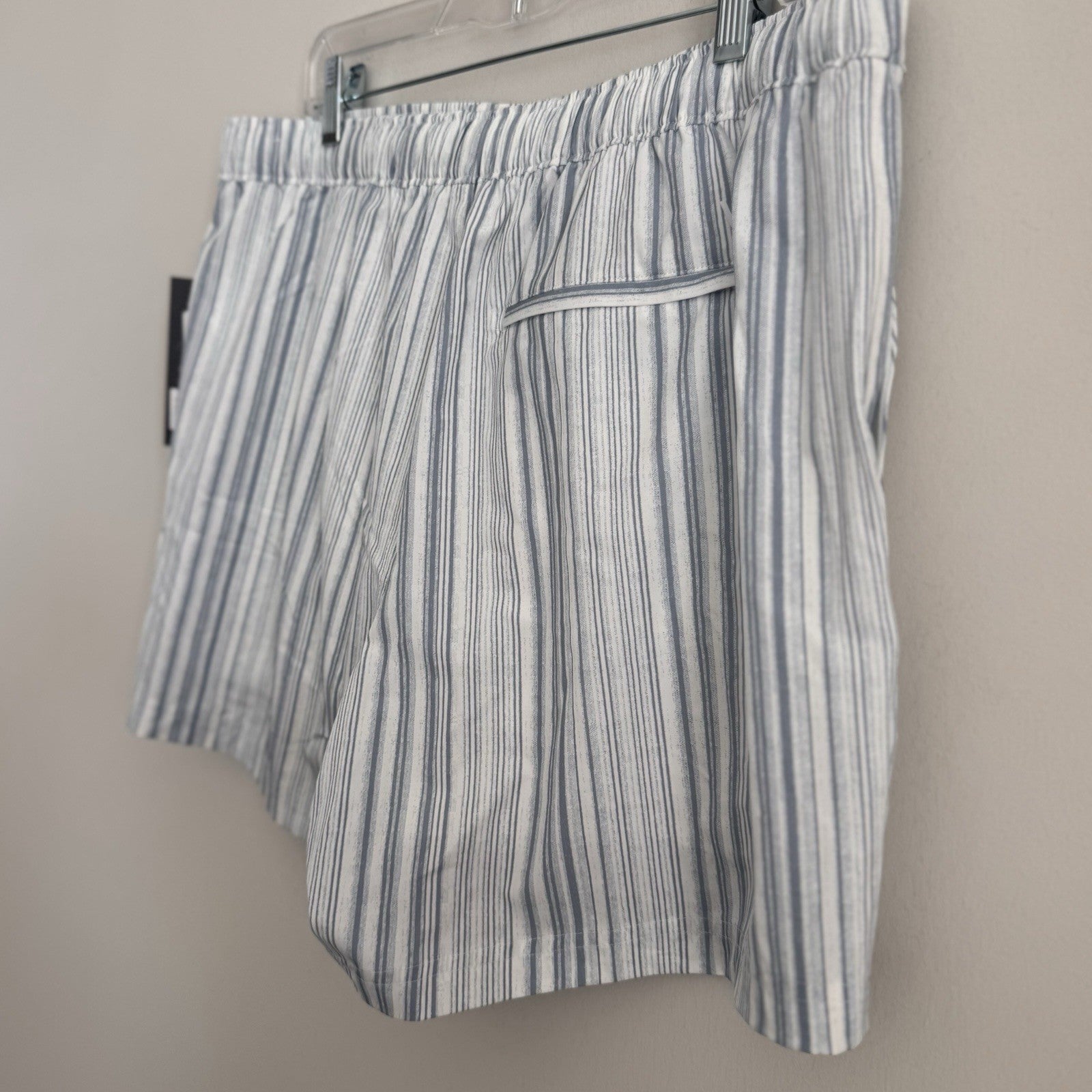 VRST Men's Large 5" Resort Short Muted Denim Calm Stripe NWT Hybrid Liner $58