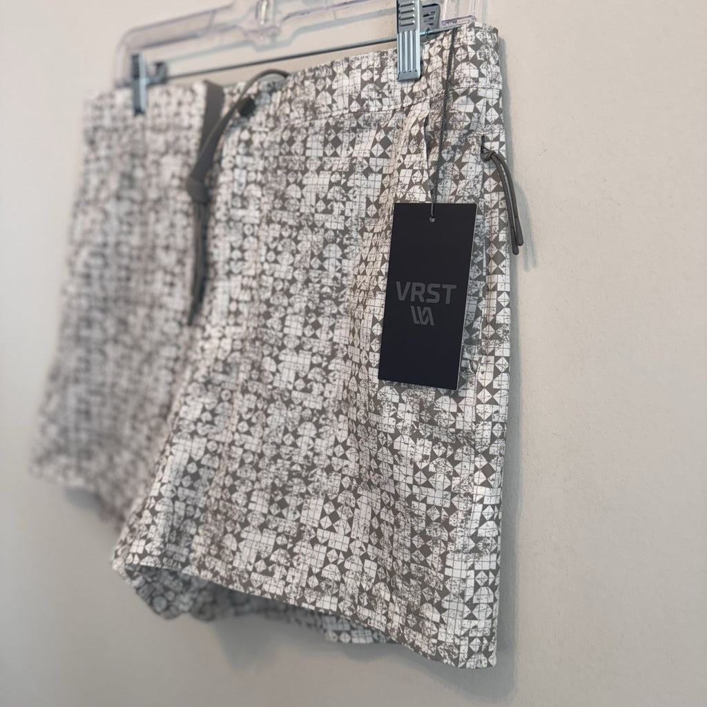 VRST Men’s 5” Resort Short White Silver Stamped Geo Print Medium NWT Quick Dry