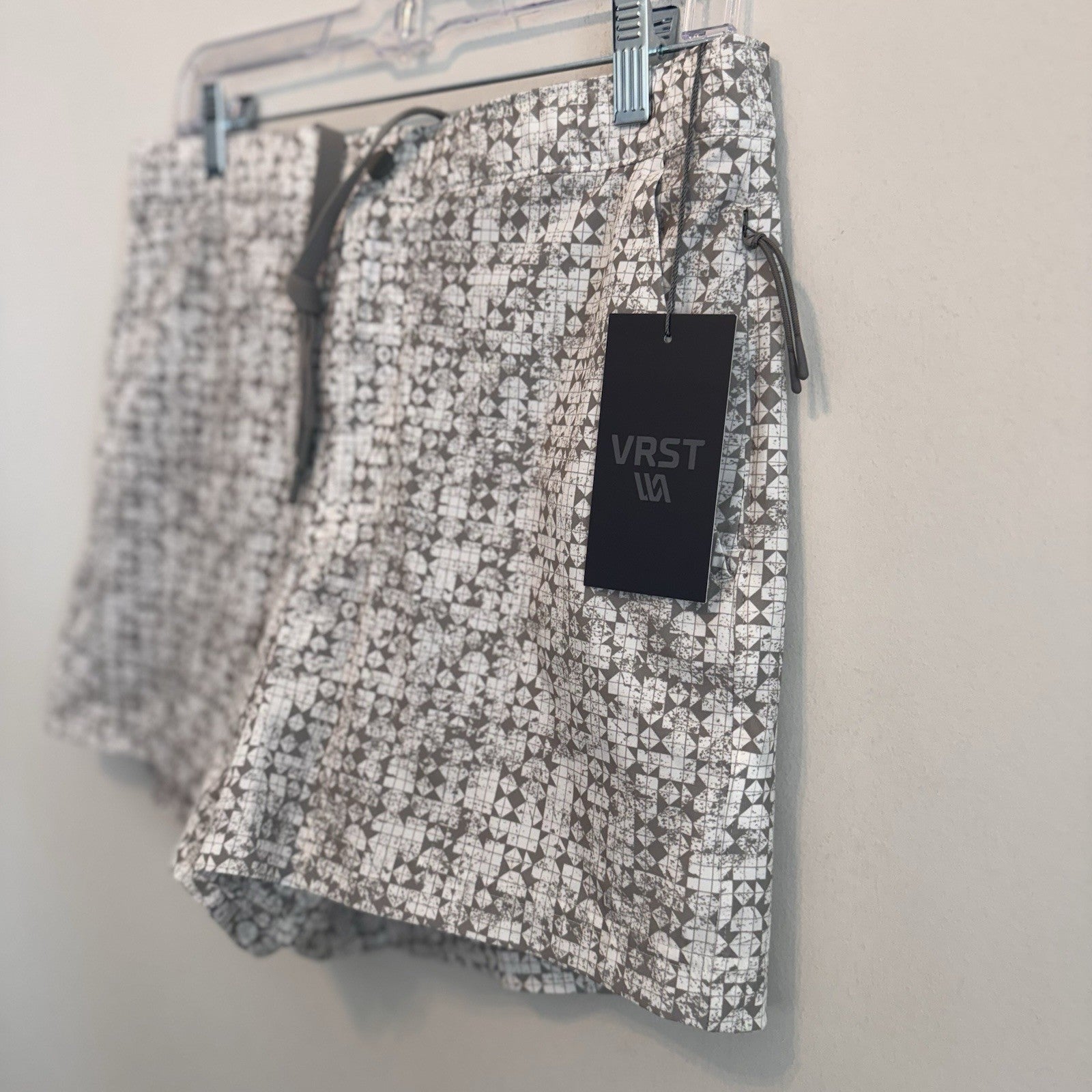 VRST Men’s 5” Resort Short White Silver Stamped Geo Print Medium NWT Quick Dry