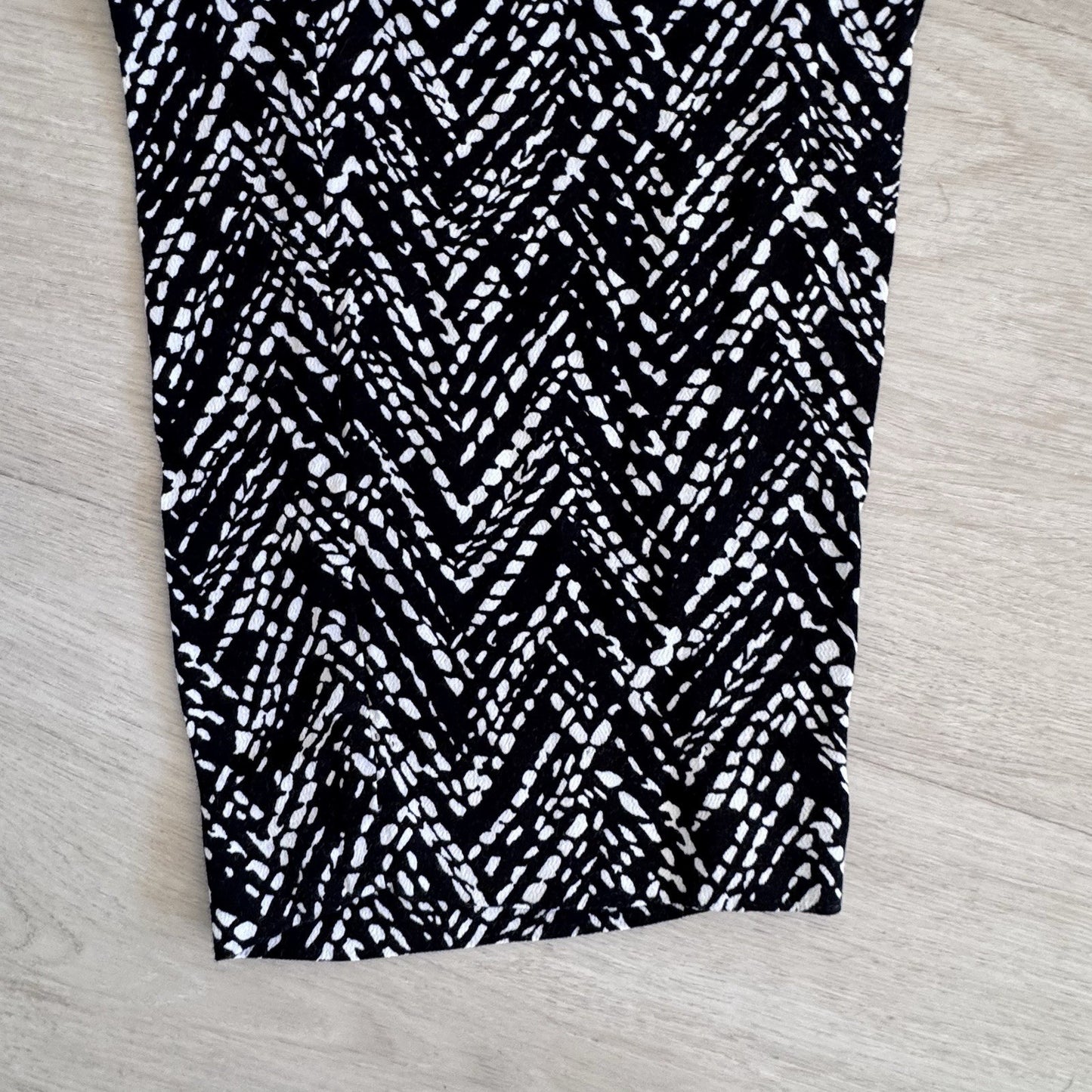 WHBM Taper Ankle Pants Size 8 Black White Chevron Print