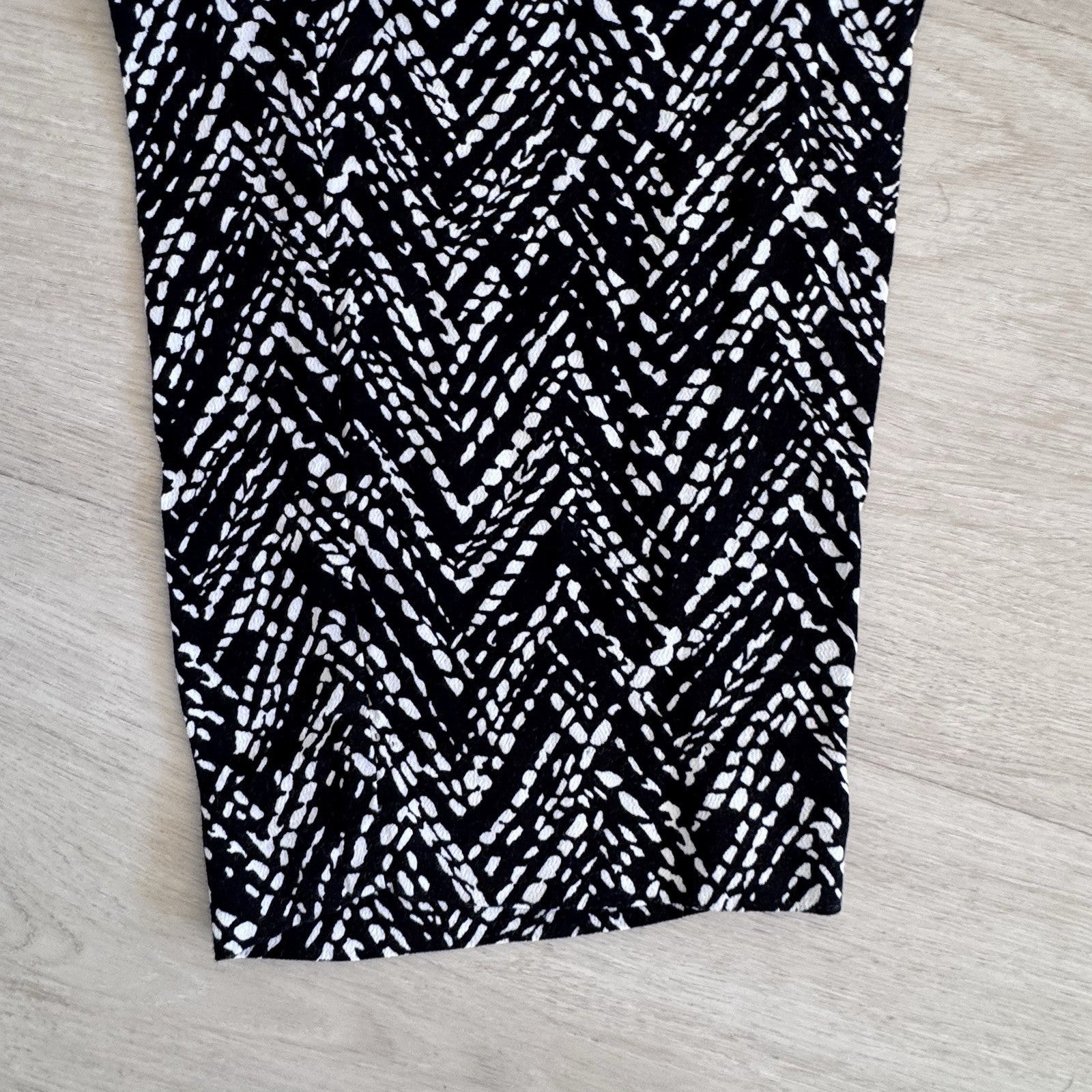 WHBM Taper Ankle Pants Size 8 Black White Chevron Print