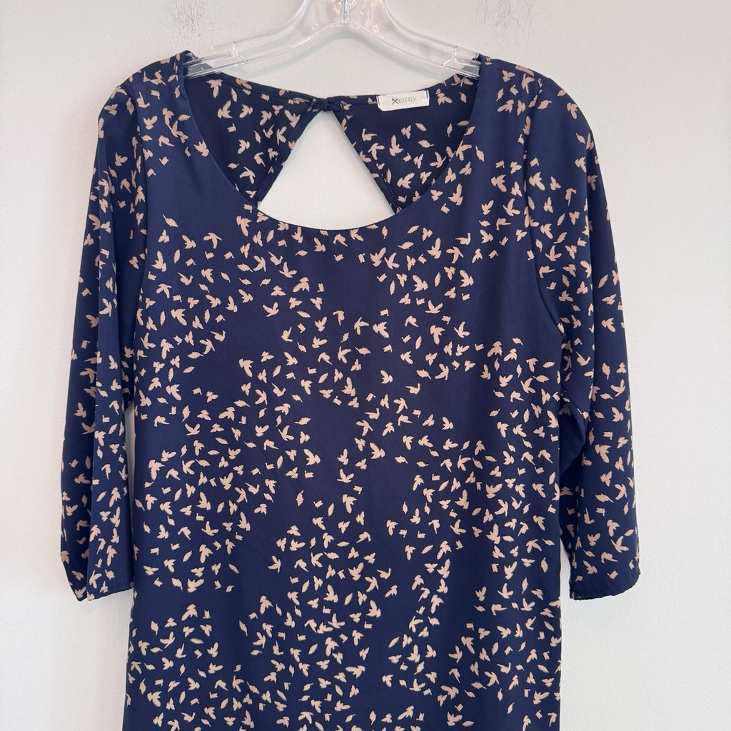 Everly Women’s Bird Print Shift Dress Medium Blue Pink 3/4 Sleeve Keyhole