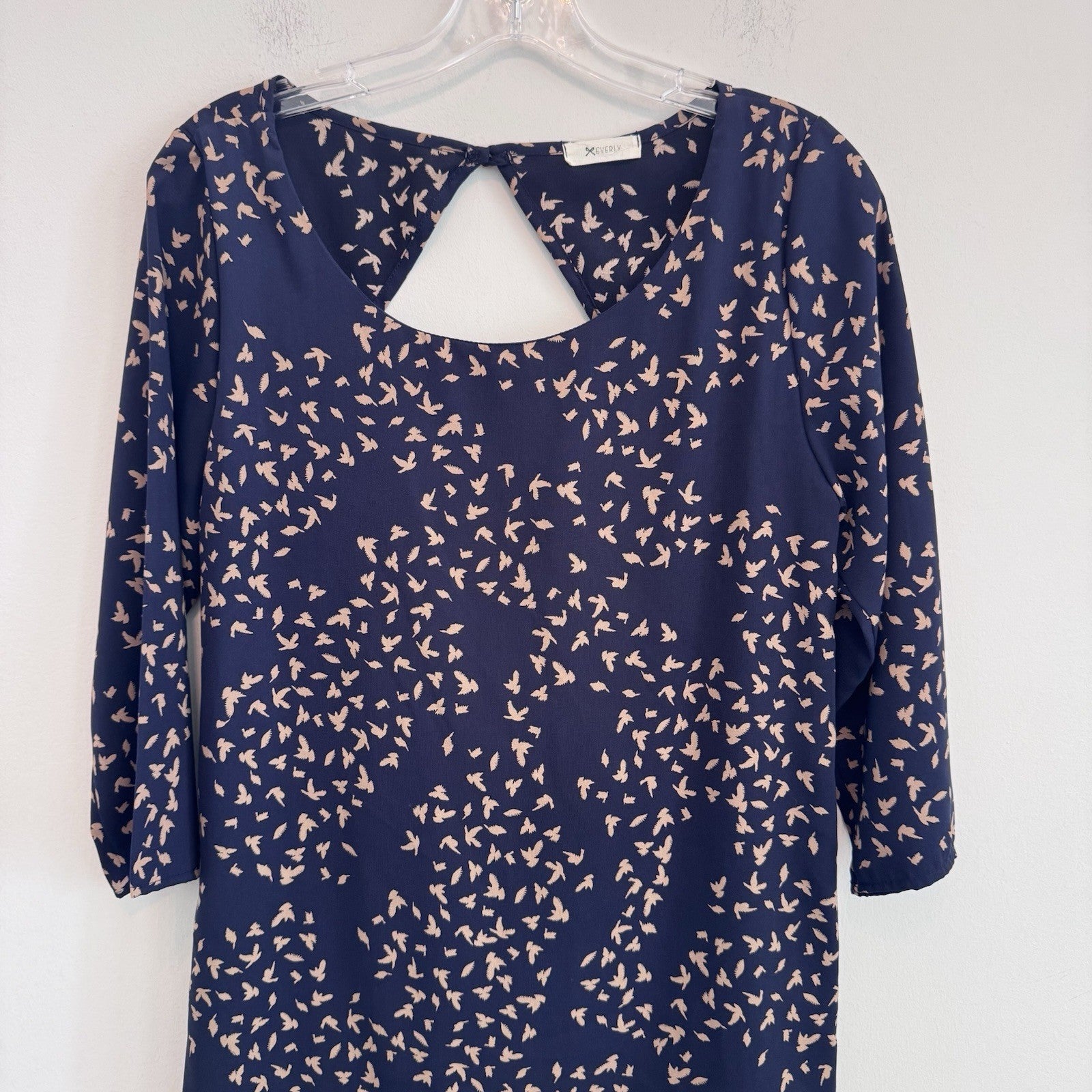 Everly Women’s Bird Print Shift Dress Medium Blue Pink 3/4 Sleeve Keyhole