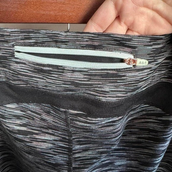 Abercrombie and fitch Grey and black leggings with side pockets and logo medium