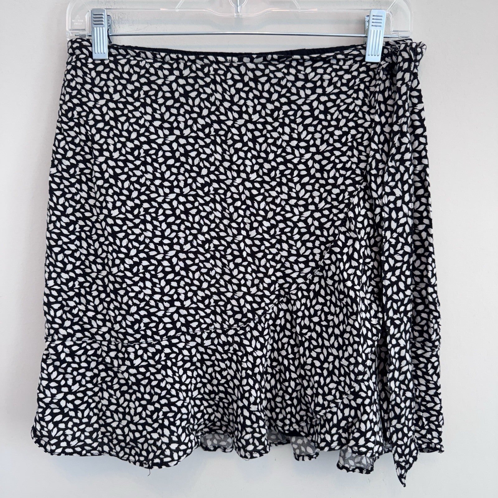Abercrombie Wrap Mini Skirt Womens M Black White Print Ruffle Tie