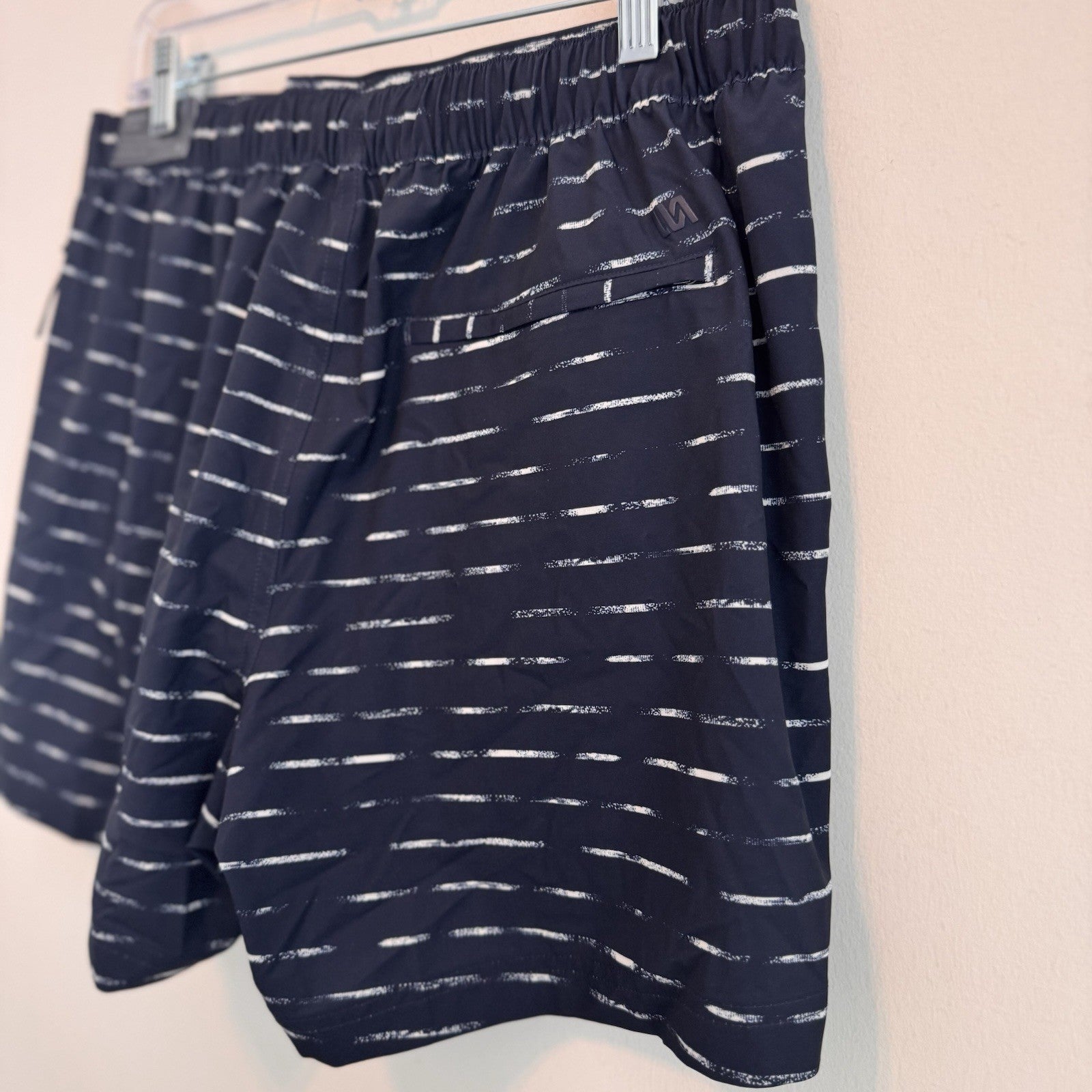 VRST Men’s 5” Resort Short Navy Sand Washed Stripe Medium NWT Quick Dry UPF 50+