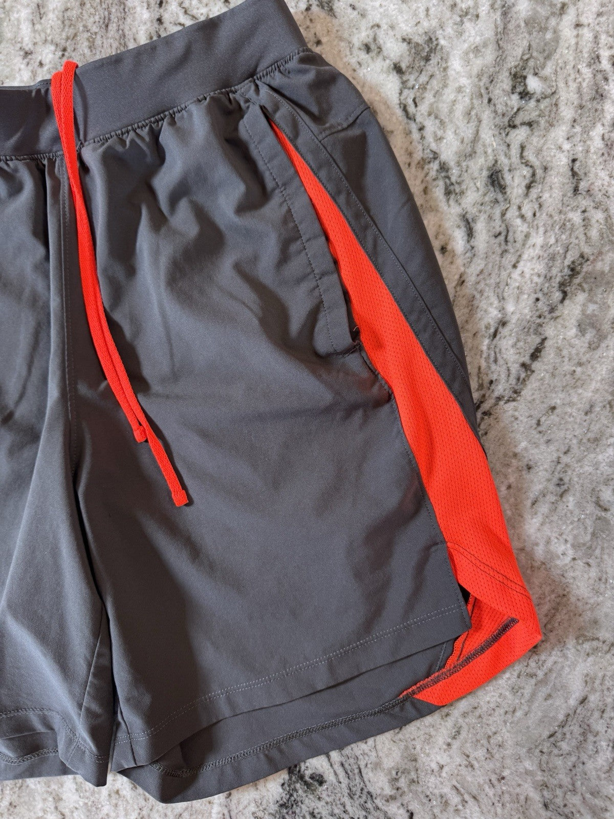 Under Armour HeatGear Shorts Men’s S Gray Red Fitted Athletic