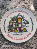 Joan Walsh Anglund Christmas Bicentennial Plate Carolers 1976 9.5” Collectors