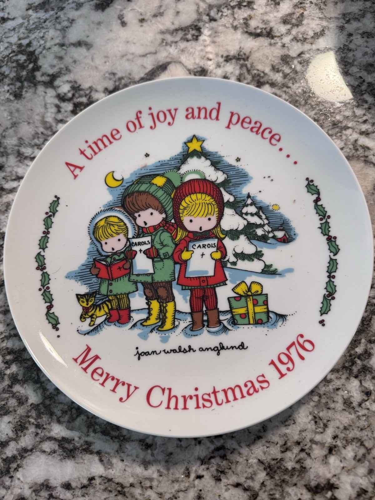 Joan Walsh Anglund Christmas Bicentennial Plate Carolers 1976 9.5” Collectors
