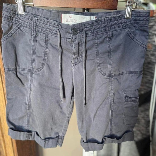 Legit Y2K vintage Bermuda Grey Hollister shorts with a stretch fit size 5