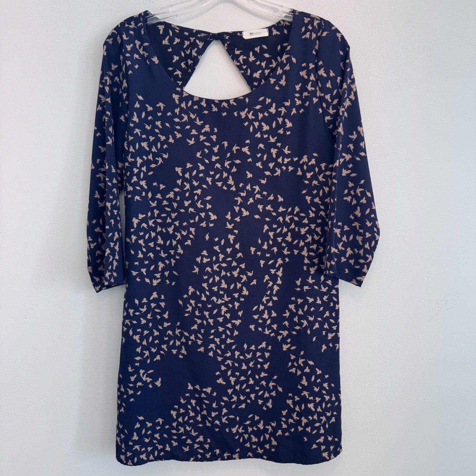 Everly Women’s Bird Print Shift Dress Medium Blue Pink 3/4 Sleeve Keyhole