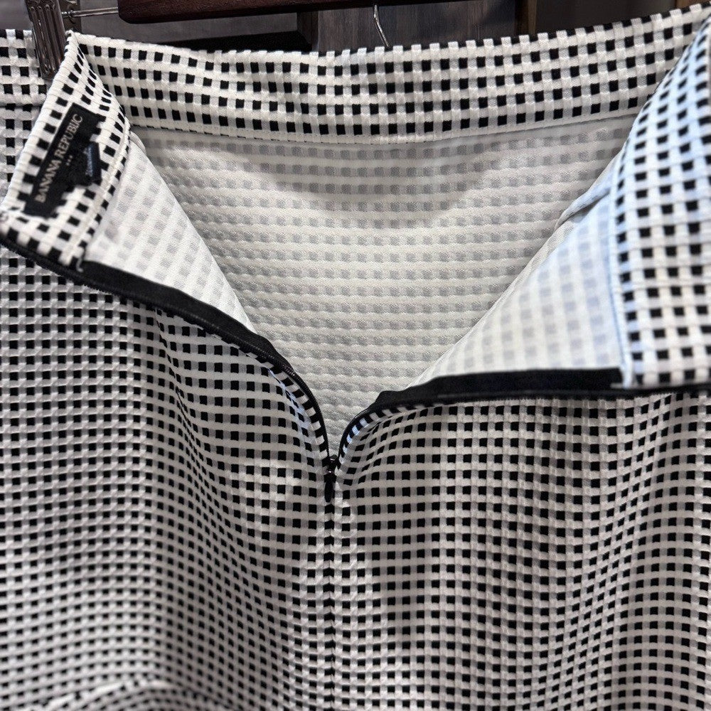 Banana Republic Flounce Hem Skirt | Gingham Texture | Size 10 Tall