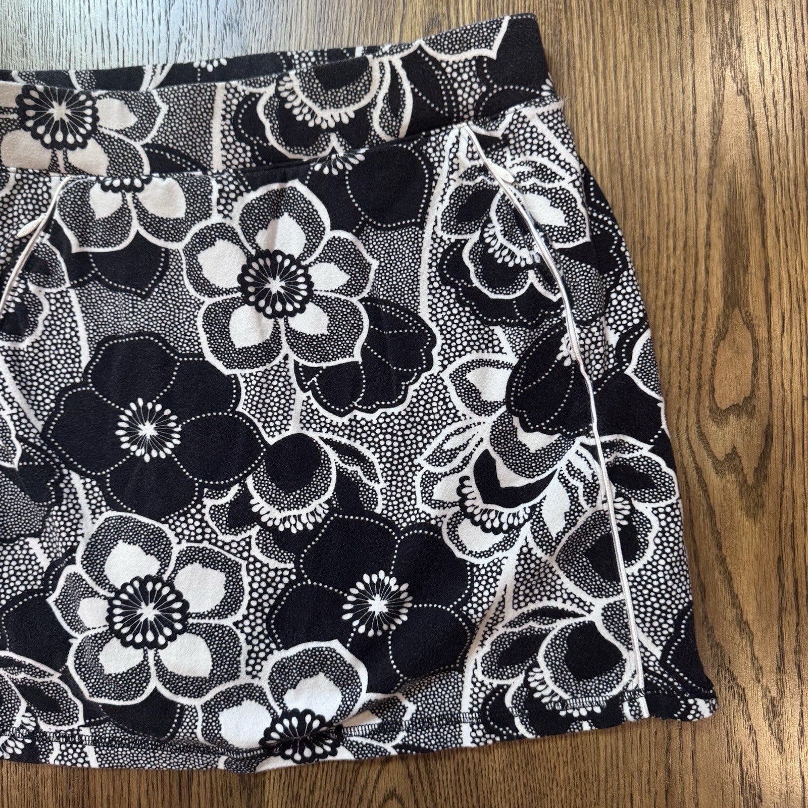 T by Talbots Floral Skort Black White Women’s Size M Built-In Shorts