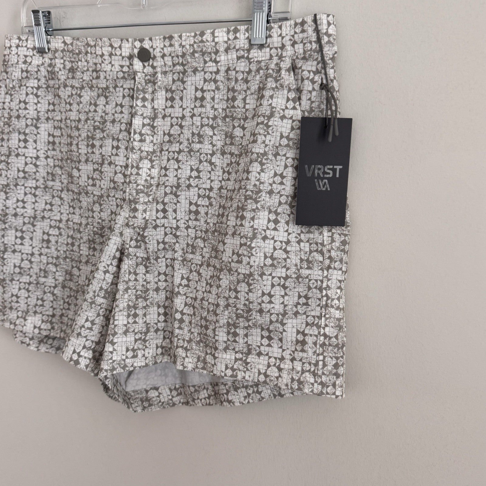 VRST Men's Large 5" Resort Short Print White Silver Stamped Geo NWT Slim Fit