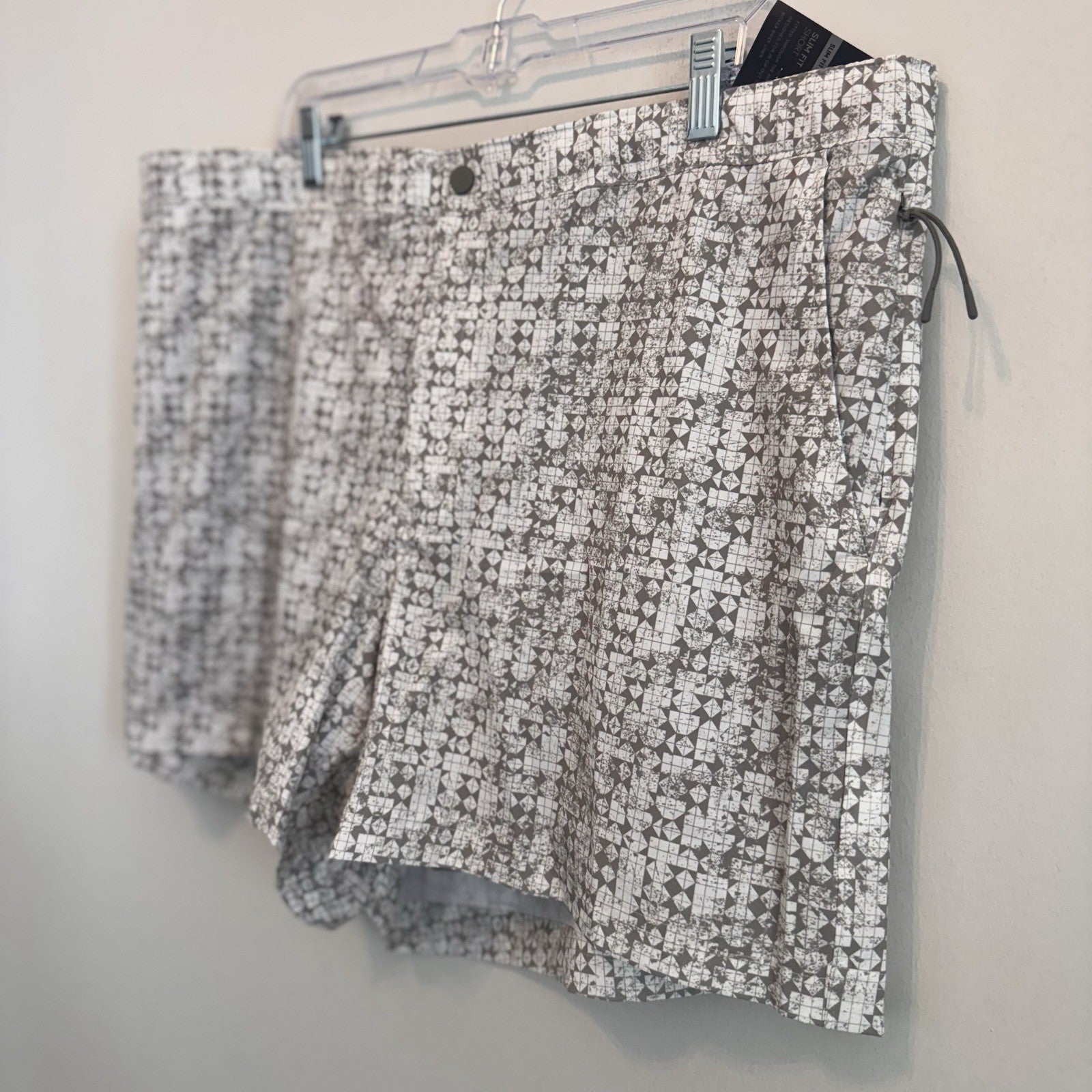 VRST Men's 5" Resort Short XXL White Silver Stamped Geo Slim Fit Liner NWT
