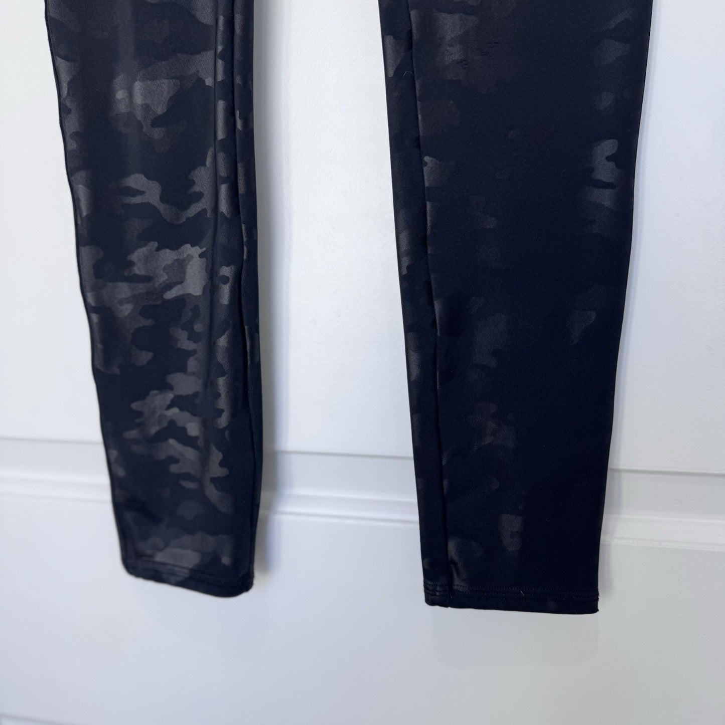 SPANX Black Camo High-Waisted Leggings – Women’s Large – Compression Activewear