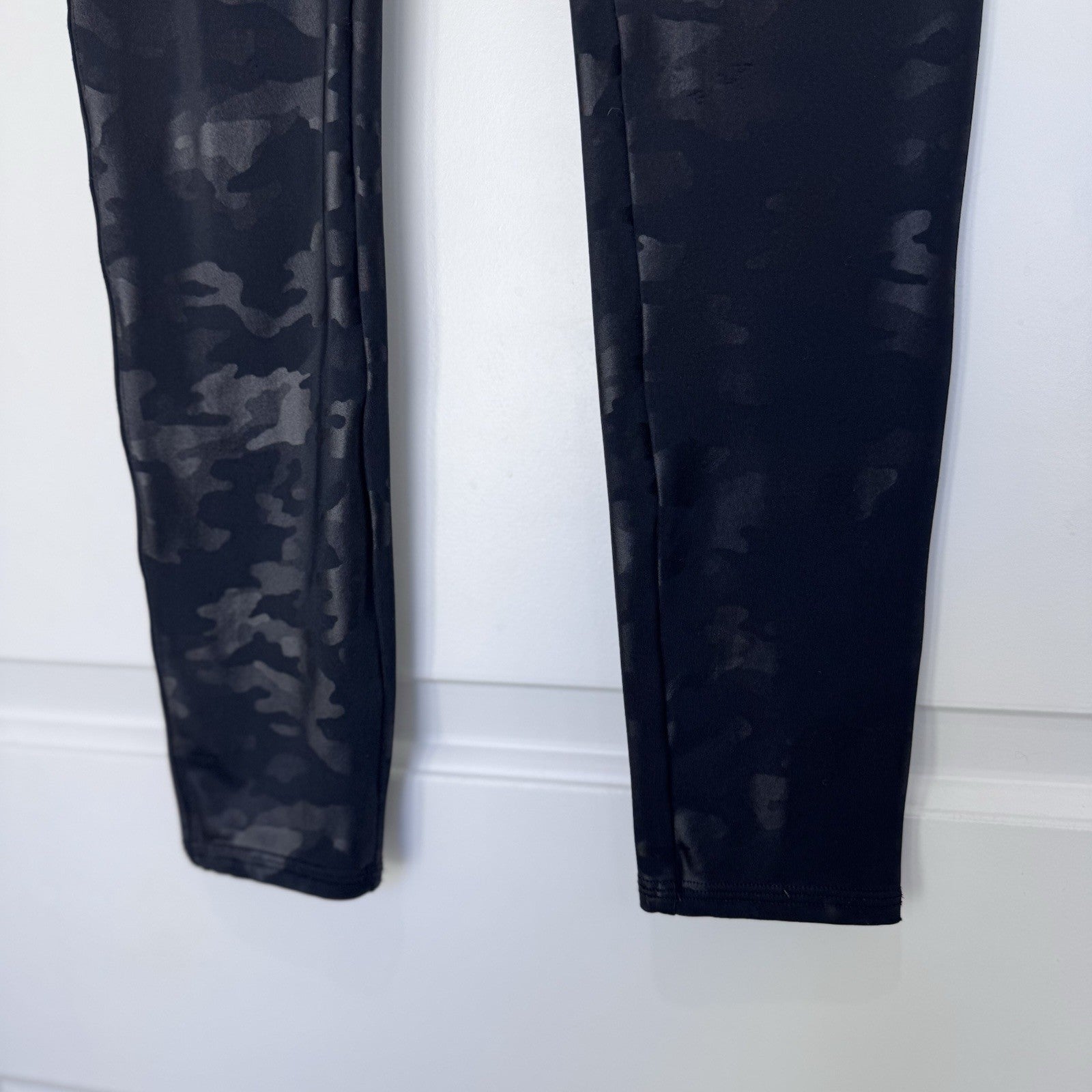 SPANX Black Camo High-Waisted Leggings – Women’s Large – Compression Activewear