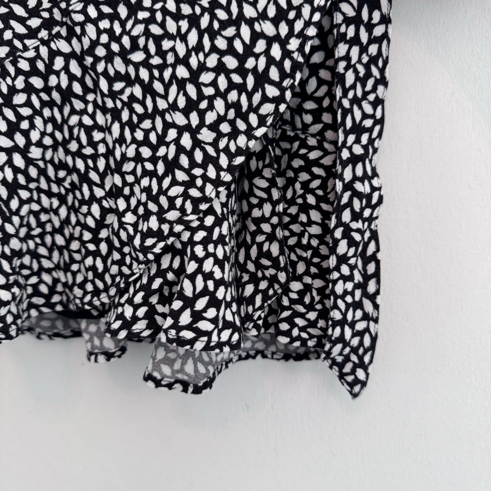Abercrombie Wrap Mini Skirt Womens M Black White Print Ruffle Tie