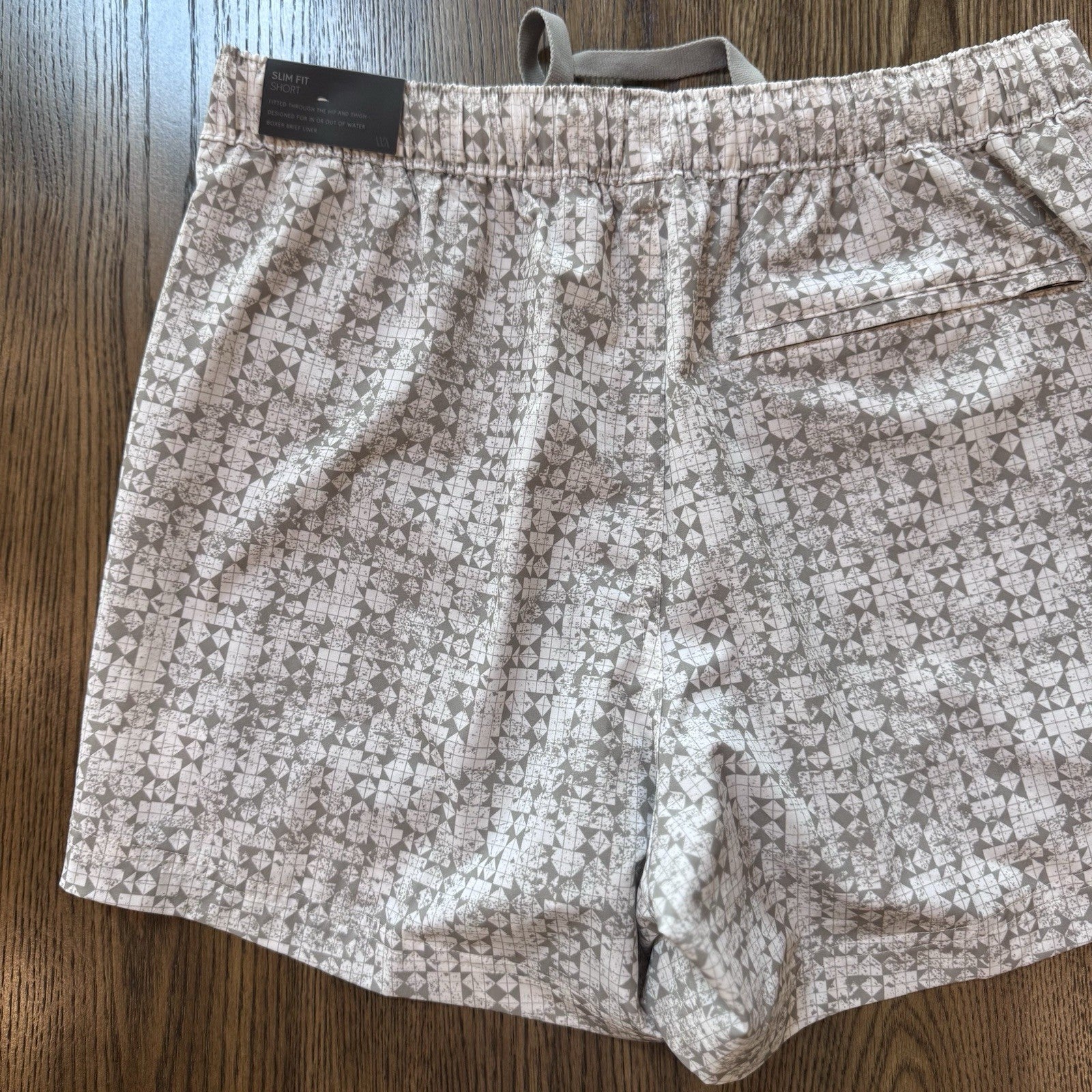 VRST Men’s Slim Fit 5” Resort Shorts Size S Gray Geo Print Swim Lined Zippered