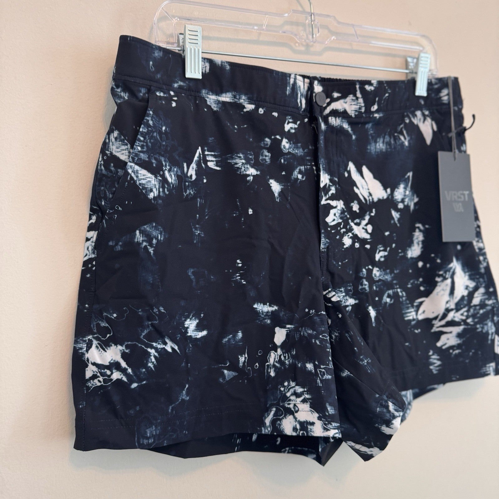 VRST Men’s 5” Resort Short Indigo Craft Print Medium NWT Quick Dry UV Protection