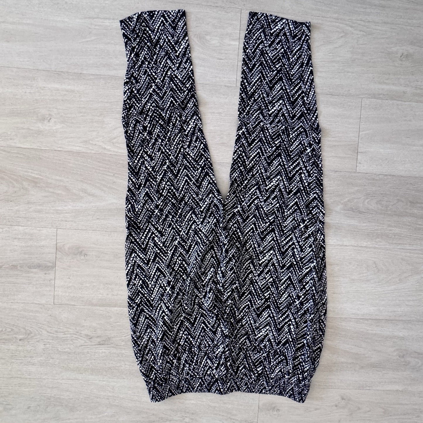 WHBM Taper Ankle Pants Size 8 Black White Chevron Print