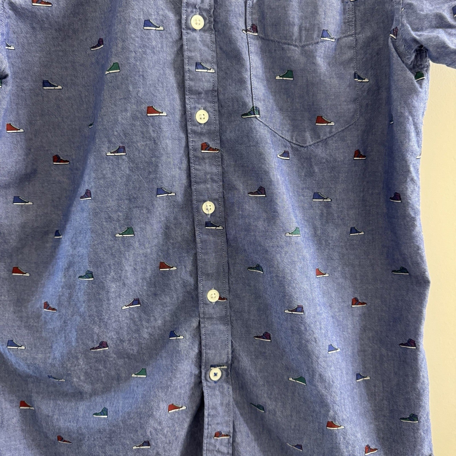 AMERICAN EAGLE MEN'S MEDIUM BLUE SNEAKER ALL OVER PRINT BUTTON UP SHIRT EUC