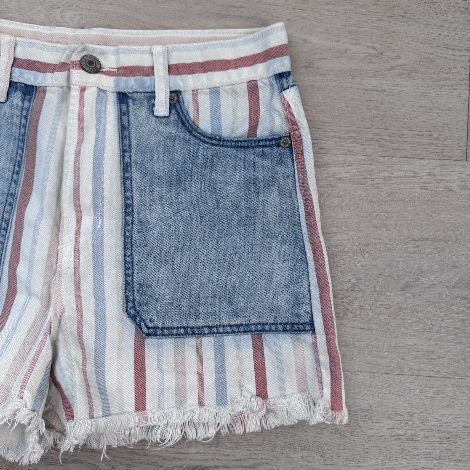 American Eagle Mom Shorts Women’s 4 Y2K Stripe Denim Frayed Raw Hem