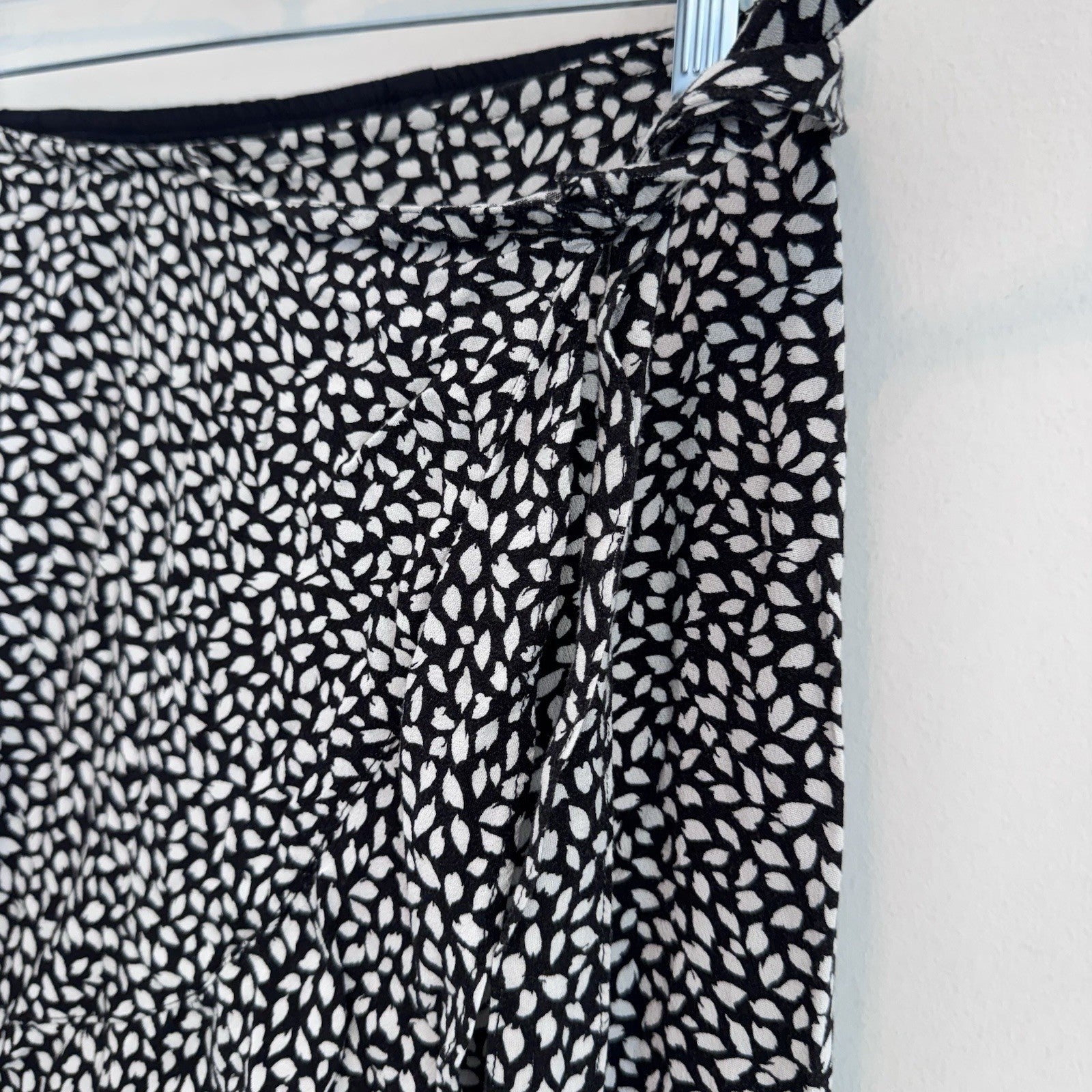 Abercrombie Wrap Mini Skirt Womens M Black White Print Ruffle Tie