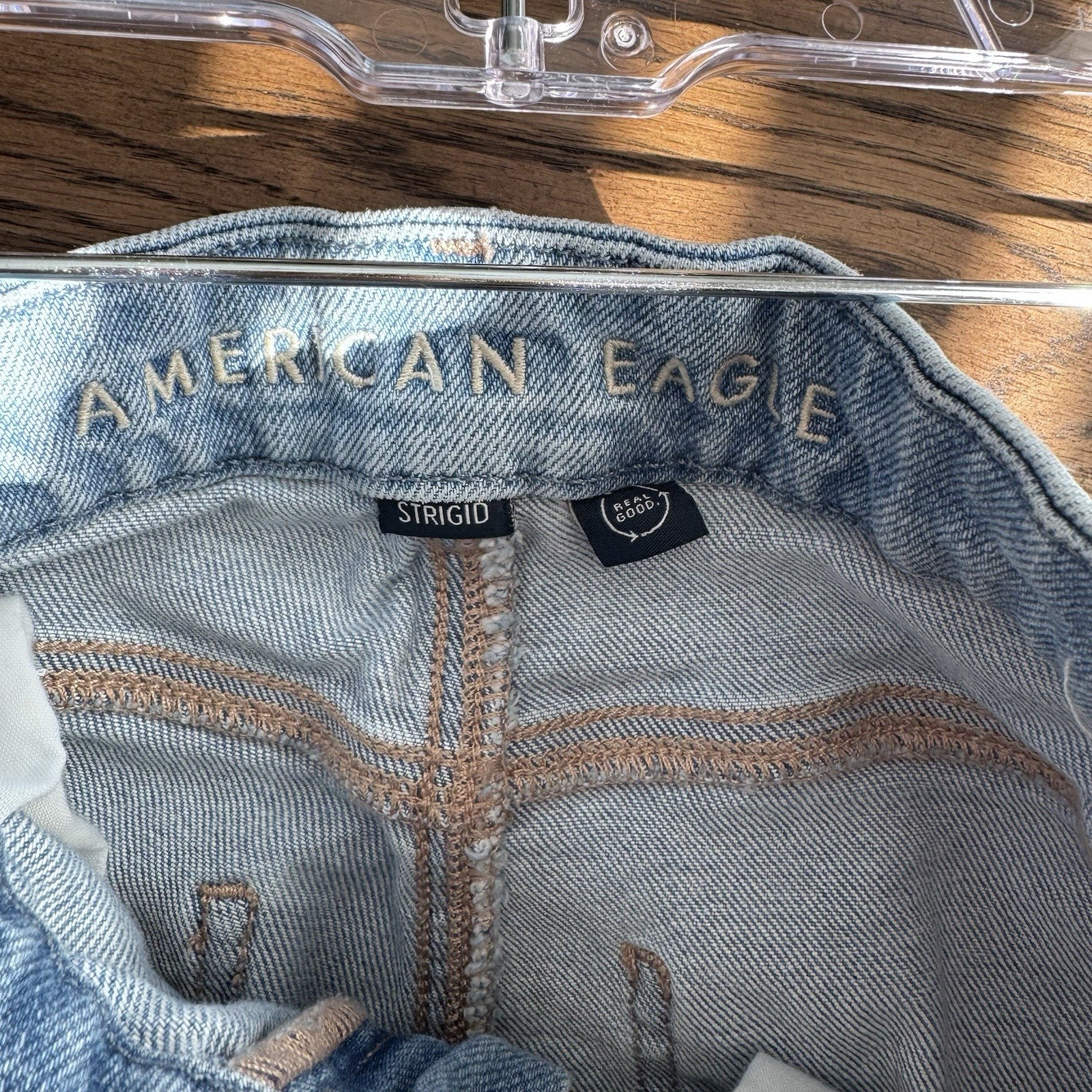 AE Curvy Mom Jeans Women’s 4R Light Wash Distressed Ripped Knee Frayed Hem