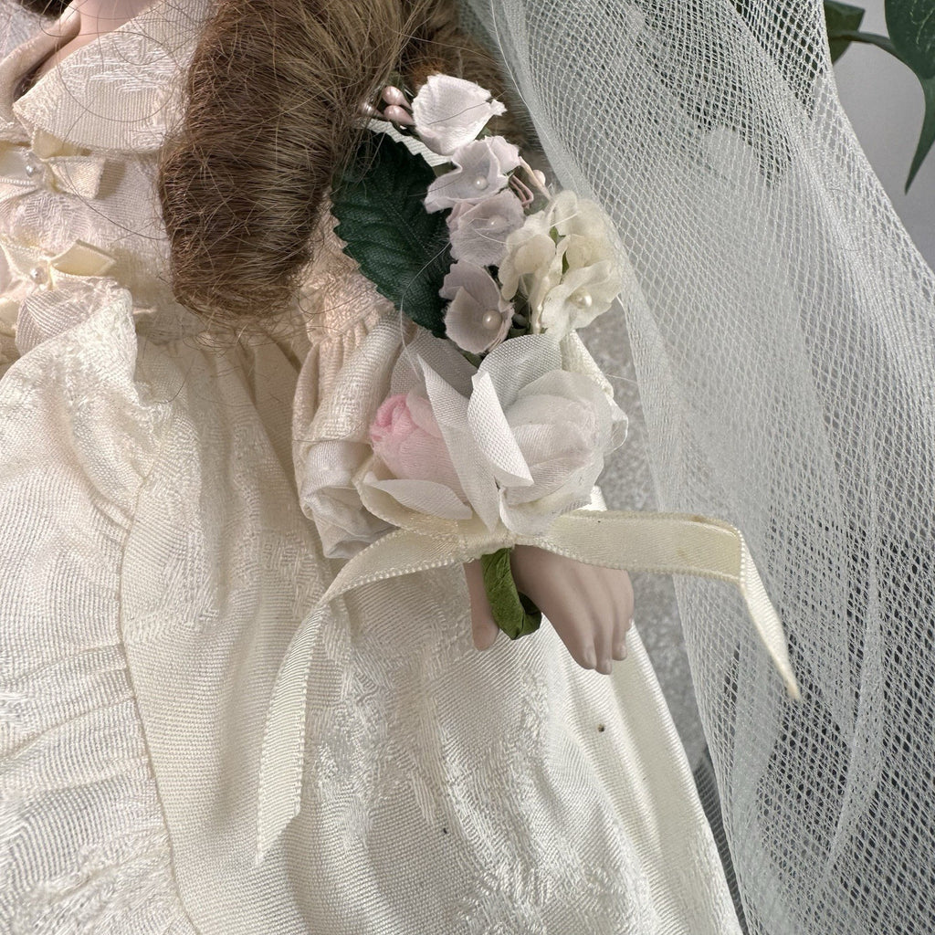 Danbury Mint Brides of America Collection Colonial Bride Abigail Doll 12"