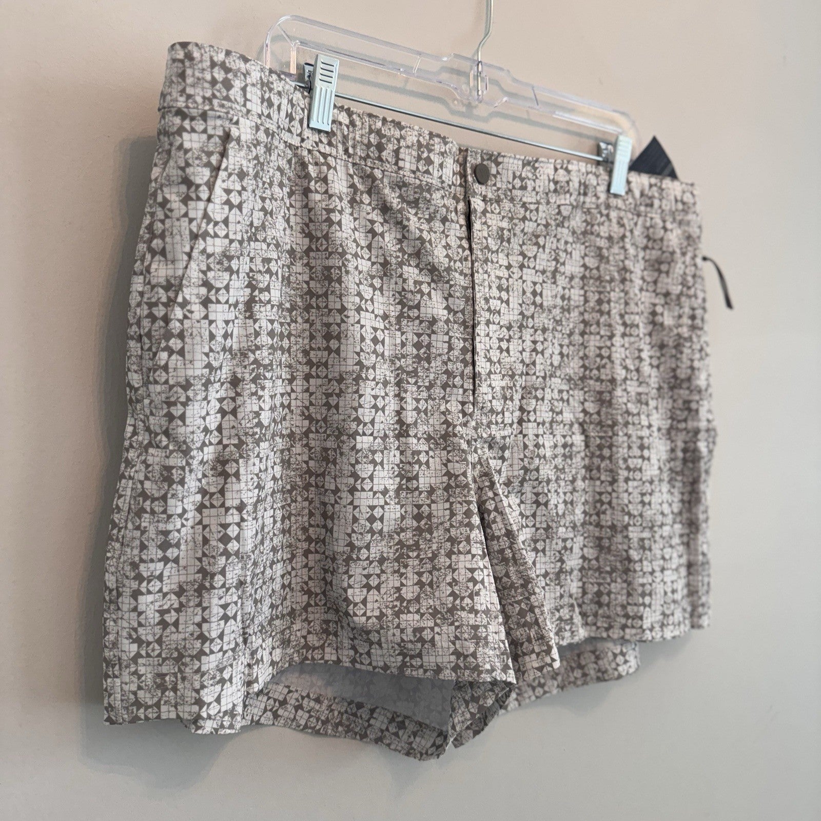 VRST Men's 5" Resort Short XXL White Silver Stamped Geo Slim Fit Liner NWT