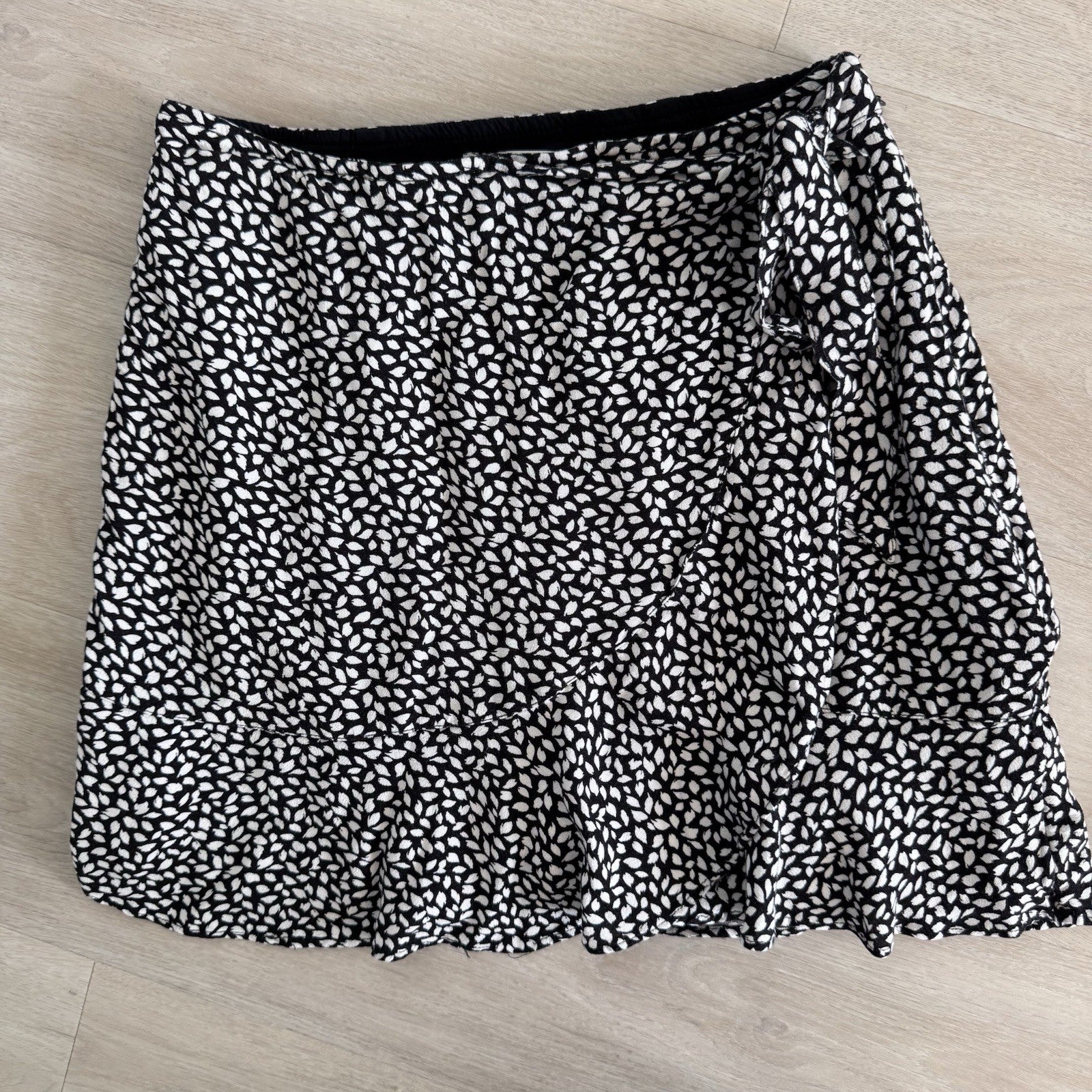 Abercrombie Fitch Wrap Skirt M Black White Floral Y2K Ruffle Hem